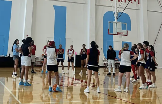 UIC basketball practice photo. Click for story